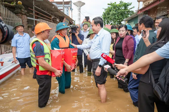 Chủ tịch Quốc hội trao 30 tỷ đồng hỗ trợ khắc phục hậu quả bão số 3 và mưa lũ tại Thái Nguyên - Ảnh 5.