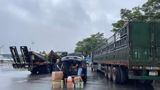 Bà con Quảng Bình ngày đêm làm đồ ăn gửi đồng bào phía Bắc - Ảnh 8.