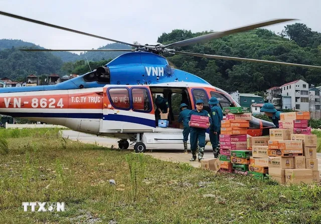 Cận cảnh máy bay trực thăng không quân chở hàng cứu trợ vào vùng lũ - Ảnh 2.