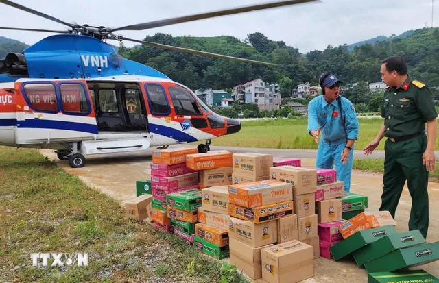 Cận cảnh máy bay trực thăng không quân chở hàng cứu trợ vào vùng lũ - Ảnh 4.