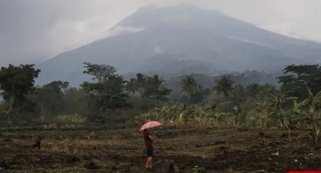 Núi lửa phun khí độc, Philippines sơ tán 300 cư dân - Ảnh 1.