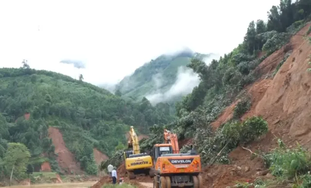 Cứu hộ tại Nậm Tông, Bắc Hà: 4 giờ đi bộ băng rừng, hàng trăm điểm sạt lở trên đường - Ảnh 3.