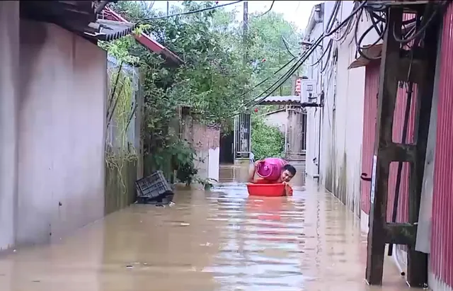 Hà Nội: Vùng dân cư ven sông Cầu, sông Cà Lồ chìm trong biển nước - Ảnh 3.