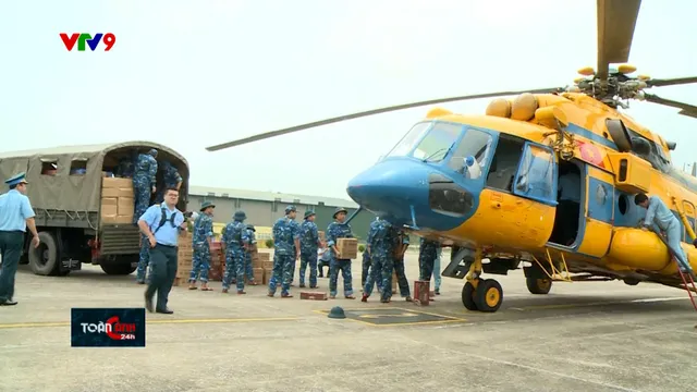 Trực thăng vận chuyển thực phẩm cho bà con vùng lũ