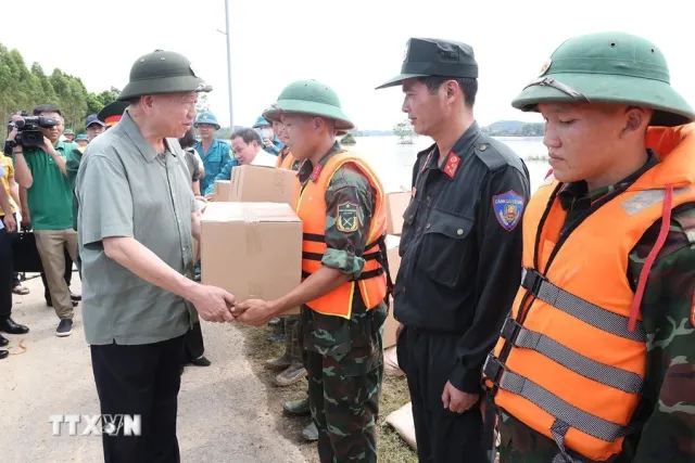 Tổng Bí thư, Chủ tịch nước Tô Lâm kiểm tra khắc phục hậu quả bão, lũ tại Tuyên Quang - Ảnh 4.