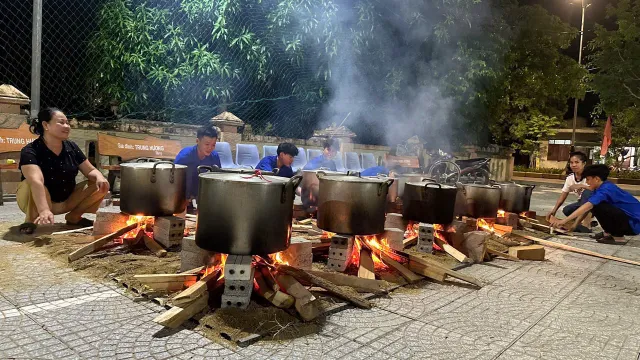 Bà con Quảng Bình ngày đêm làm đồ ăn gửi đồng bào phía Bắc - Ảnh 4.