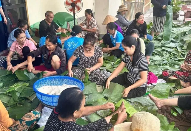 Bà con Quảng Bình ngày đêm làm đồ ăn gửi đồng bào phía Bắc - Ảnh 3.