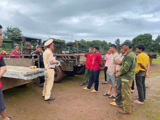 Công an tỉnh Gia Lai dán decal phản quang cho hàng nghìn xe công nông, máy kéo - Ảnh 2.