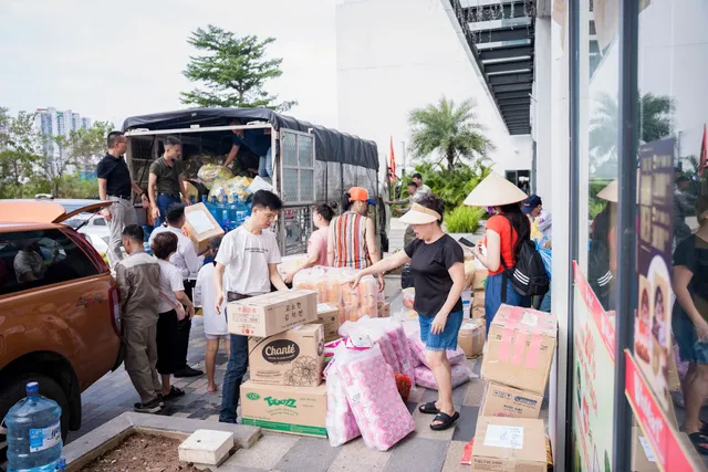 Trên chuyến xe 0 đồng thắm tình đồng bào những ngày mưa lũ - Ảnh 10.