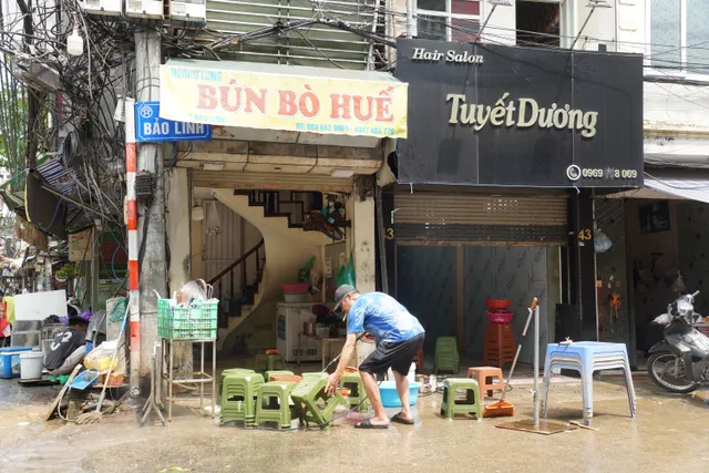 Người dân Phúc Tân (Hoàn Kiếm) hối hả dọn nhà sau trận lụt 20 năm mới có 1 lần - Ảnh 3.