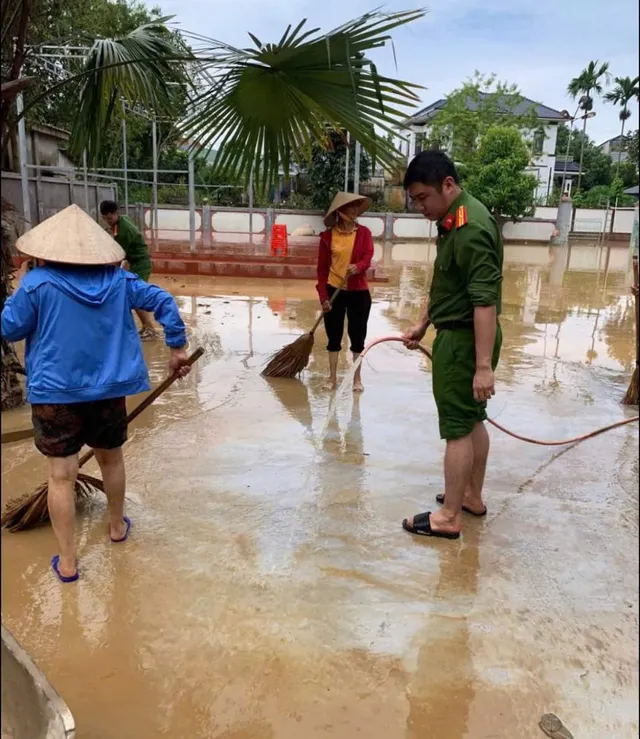  Phú Thọ: Dọn dẹp vệ sinh sau lũ, sớm ổn định lại cuộc sống - Ảnh 1.