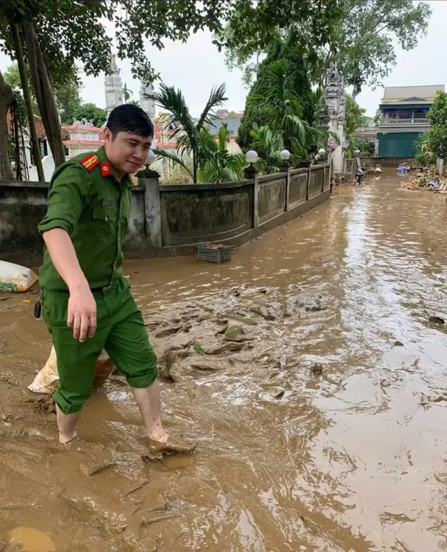  Phú Thọ: Dọn dẹp vệ sinh sau lũ, sớm ổn định lại cuộc sống - Ảnh 2.