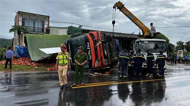 Tạm giữ tài xế vụ lật xe khách khiến 4 người tử vong - Ảnh 2.