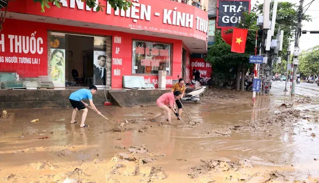 Nước rút, người dân Tuyên Quang cùng nhau dọn dẹp, khắc phục hậu quả sau ngập lụt - Ảnh 1.