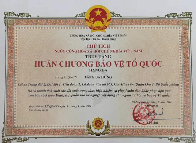 Truy tặng Huân chương Bảo vệ Tổ quốc hạng Ba cho Trung tá Tăng Bá Hưng - Ảnh 1.