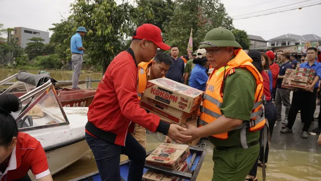 Đoàn công tác Quỹ Tấm lòng Việt đã phối hợp trao quà cho người dân vùng lũ  - Ảnh 10.