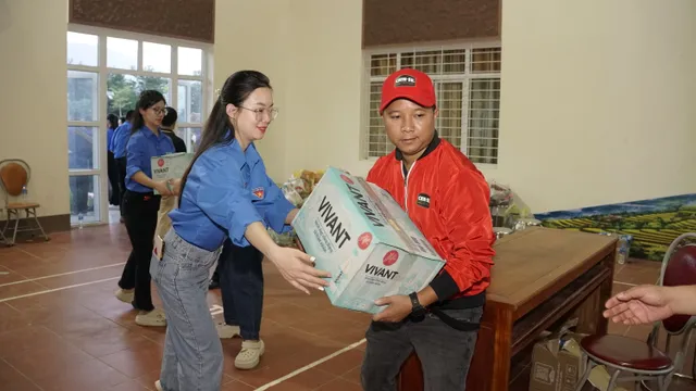 Đoàn công tác Quỹ Tấm lòng Việt đã phối hợp trao quà cho người dân vùng lũ  - Ảnh 8.