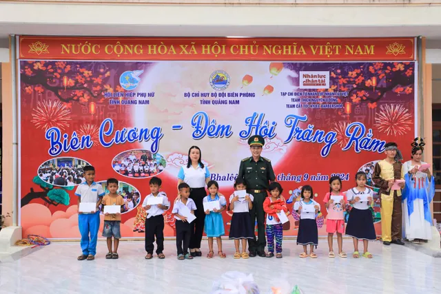 400 suất quà cùng 50 suất hỏng bổng cho học sinh vùng biên giới Tây Giang - Ảnh 5.