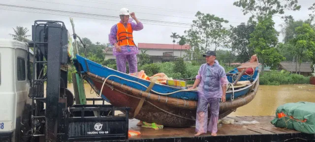 Nhân dân Quảng Bình đồng lòng chung sức hướng về đồng bào bị bão lũ - Ảnh 12.