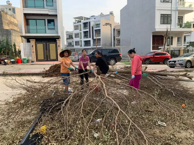 Người dân TP Hạ Long cùng nhau dọn dẹp vệ sinh môi trường sau bão số 3 - Ảnh 3.