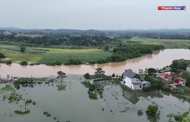 Hàng trăm hộ dân ở Thanh Hóa bị cô lập trong nước lũ - Ảnh 1.