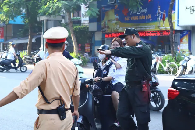 Cảnh sát giao thông Hà Nội tăng cường các giải pháp bảo đảm an toàn giao thông cho học sinh - Ảnh 1.