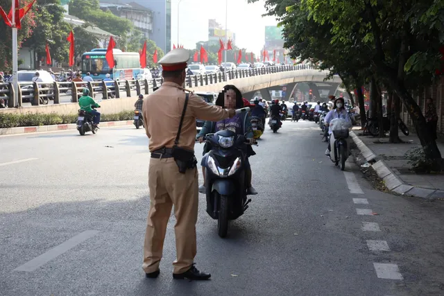 Cảnh sát giao thông Hà Nội tăng cường các giải pháp bảo đảm an toàn giao thông cho học sinh - Ảnh 5.