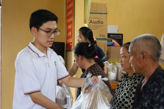 Hàng trăm bộ quà chia sẻ đồng hành cùng người dân Văn Yên khắc phục thiệt hại sau bão lũ - Ảnh 2.