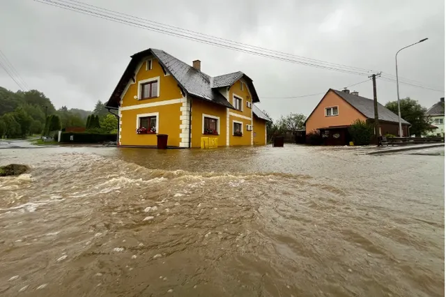 Mưa lớn trút xuống khu vực Trung Âu, lũ lụt ở Romania khiến ít nhất 4 người tử vong  - Ảnh 3.