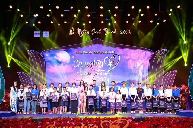 Arts programme expresses gratitude to parents  - Ảnh 1.