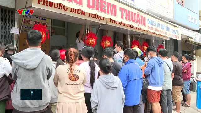 Bánh trung thu không hạ giá vẫn đông người mua