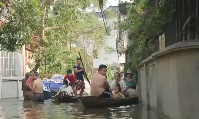 Hà Nội: Nhiều nhà dân tại huyện Mỹ Đức vẫn chìm trong biển nước - Ảnh 1.