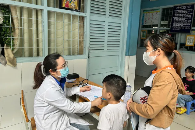 TP Hồ Chí Minh: Các điểm tiêm vaccine sởi tại trường học diễn ra sôi động vào ngày cuối tuần - Ảnh 3.