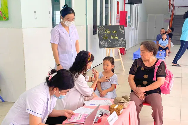 TP Hồ Chí Minh: Các điểm tiêm vaccine sởi tại trường học diễn ra sôi động vào ngày cuối tuần - Ảnh 2.