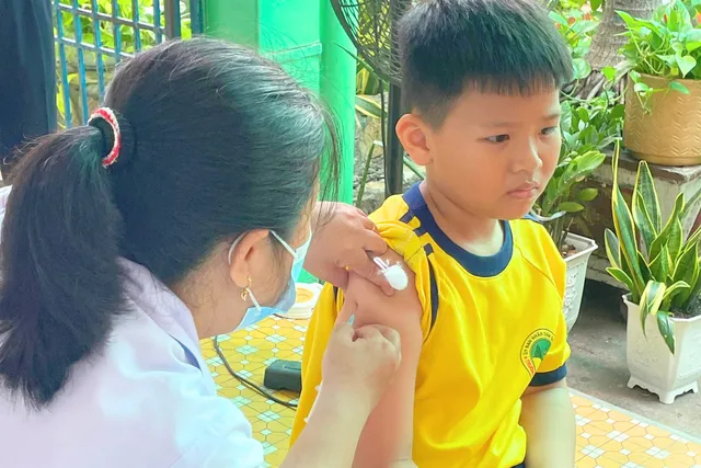 TP Hồ Chí Minh: Các điểm tiêm vaccine sởi tại trường học diễn ra sôi động vào ngày cuối tuần - Ảnh 4.