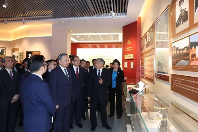 Top leader of Vietnam visits Central Party School of China  - Ảnh 1.