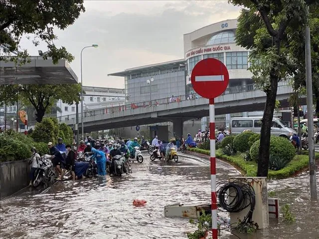 Nhiều tuyến phố Hà Nội ngập sâu sau mưa lớn lúc sáng sớm, giao thông ùn tắc - Ảnh 7.