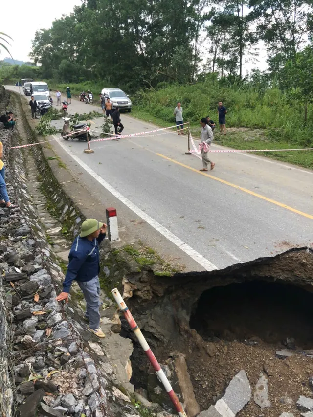 Bộ Giao thông vận tải huy động tổng lực bảo đảm giao thông, khắc phục hậu quả bão số 3 - Ảnh 1.