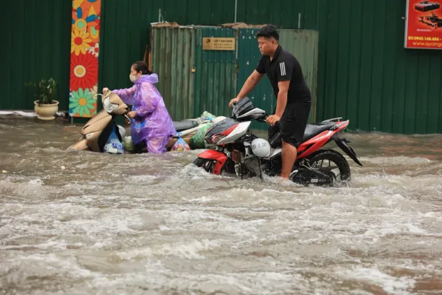 Nhiều tuyến phố Hà Nội ngập sâu sau mưa lớn lúc sáng sớm, giao thông ùn tắc - Ảnh 2.