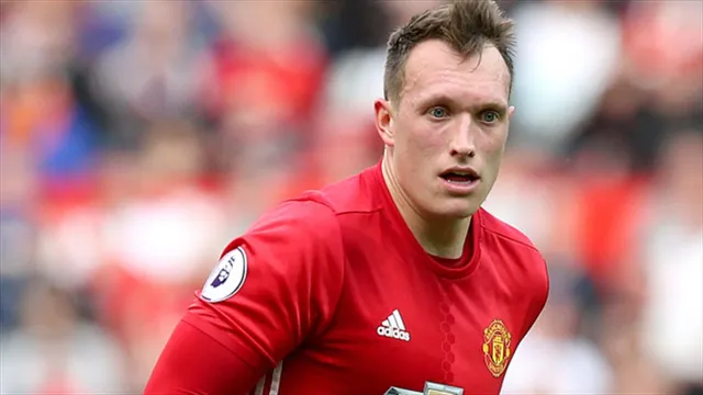 Phil Jones kiếm được 40 triệu bảng từ Man Utd - Ảnh 1.