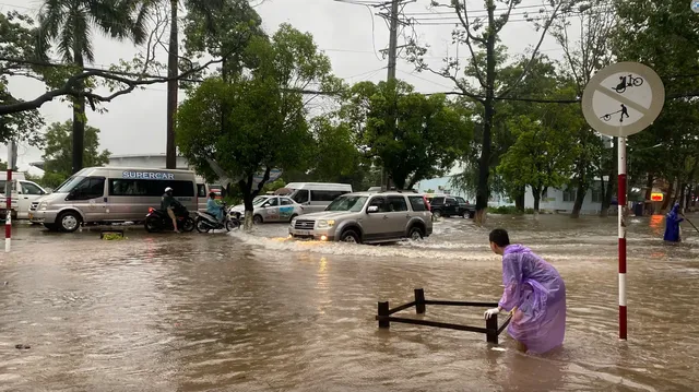 Mưa lớn gây ngập Phú Quốc, các tuyến tàu cao tốc tạm ngưng hoạt động - Ảnh 3.