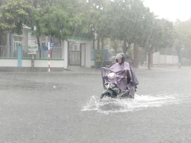 Nhiều tuyến đường ở thành phố Tam Kỳ (Quảng Nam) bị ngập nước do mưa lớn - Ảnh 2.