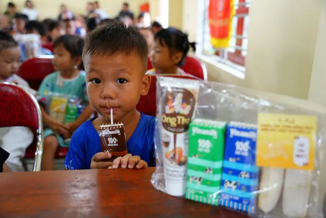 Vinamilk cùng trẻ em vùng khó khăn, sau bão lũ vui đón Trung thu - Ảnh 3.