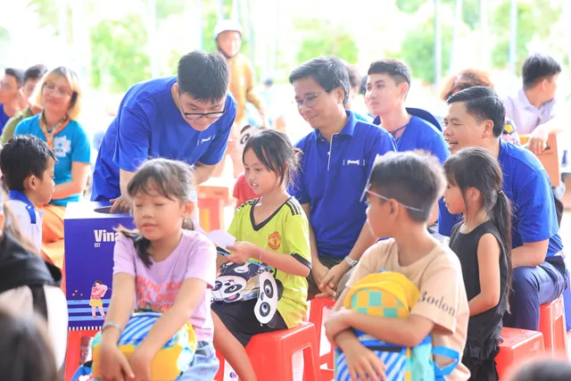 Vinamilk cùng trẻ em vùng khó khăn, sau bão lũ vui đón Trung thu - Ảnh 4.