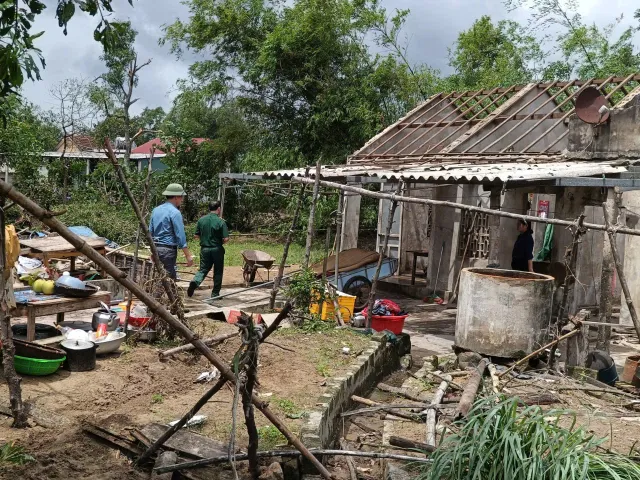 Hà Tĩnh và Thừa Thiên Huế lốc xoáy khiến hàng chục nhà dân bị tốc mái - Ảnh 3.