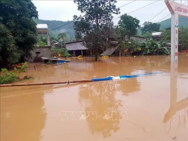 Hàng trăm nhà dân ở huyện miền núi Quảng Bình ngập sâu do mưa lũ - Ảnh 2.