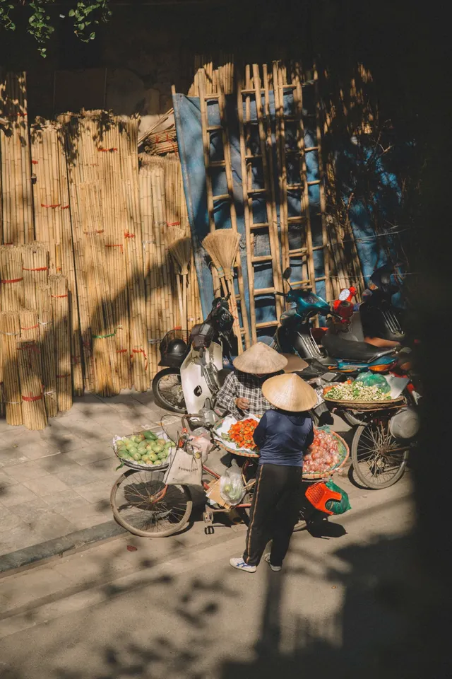 Những “cô hàng rong” mang theo cả mùa thu Hà Nội - Ảnh 11.