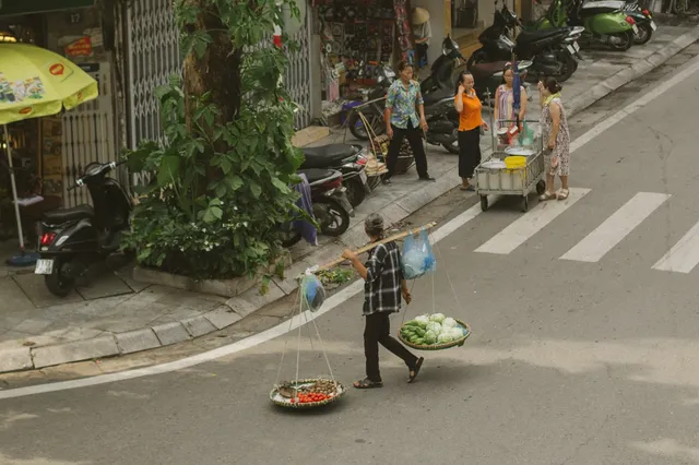 Những “cô hàng rong” mang theo cả mùa thu Hà Nội - Ảnh 1.