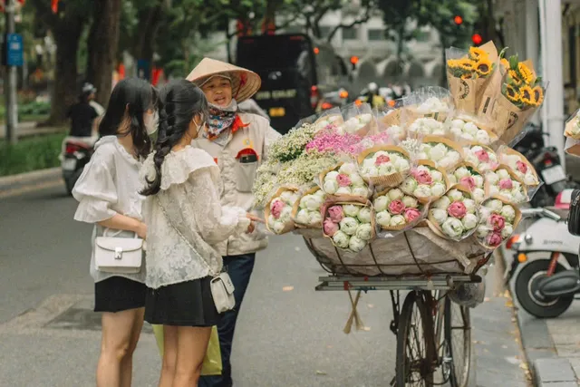 Những “cô hàng rong” mang theo cả mùa thu Hà Nội - Ảnh 7.