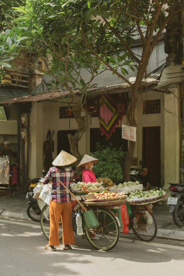 Những “cô hàng rong” mang theo cả mùa thu Hà Nội - Ảnh 9.